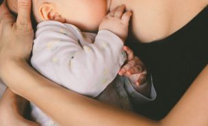 Une femme allaite son bébé